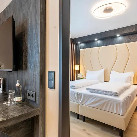 Plaza Aparthotel 4*