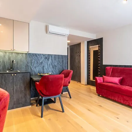 Aparthotel Plaza 4*